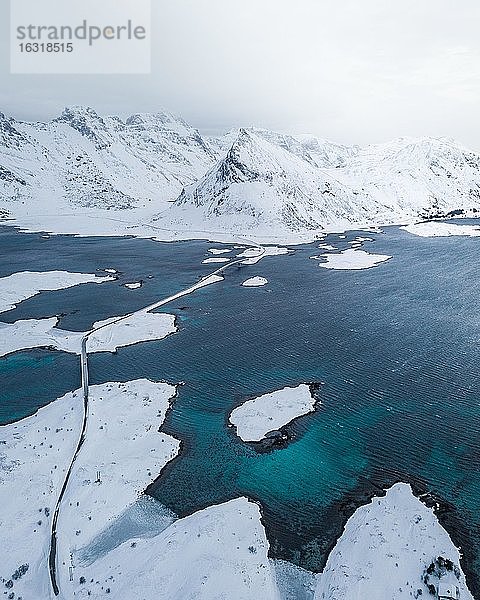 Verschneite Landschaft am Fjord mit Fredvang-Brücken  Drohnenaufnahme  Lofoten  Norwegen  Europa