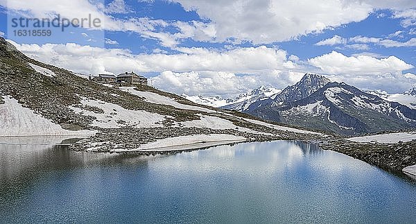 Friesenbergsee mit Friesenberghaus vor verschneiten Bergen  Zillertaler Alpen  Zillertal  Tirol  Österreich  Europa