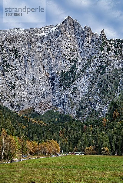 Scharitzkehlalm mit Hoher Göll am Obersalzberg  Berchtesgaden  Berchtesgadener Alpen  Berchtesgadener Land  Oberbayern  Bayern  Deutschland  Europa