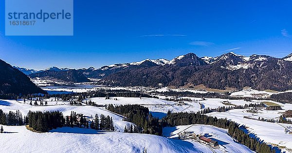 Luftaufnahme  Blick auf Landwirtschaftliche Betriebe im Leukental  Kössen  Kaiserwinkel  Landkreis Kitzbühel  Chiemgau  Tirol  Österreich  Europa