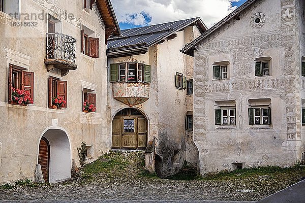 Typische Häuserfronten im Dorfzentrum  Bergdorf Guarda  Inntal  Unterengadin  Engadin  Graubünden  Schweiz  Europa