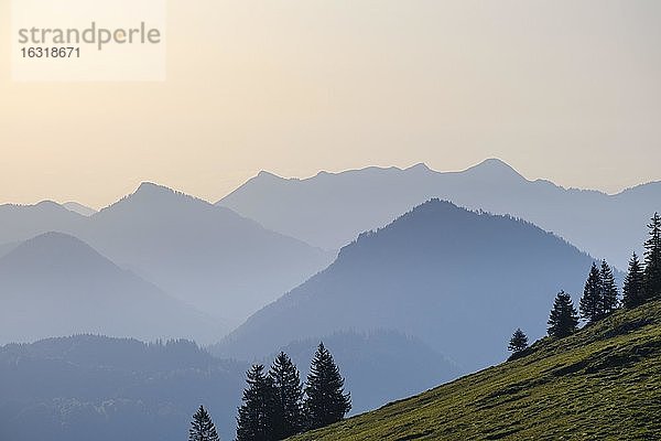 Berge im Dunst  am Sudelfeld  bei Bayrischzell  Mangfallgebirge  Oberbayern  Bayern  Deutschland  Europa