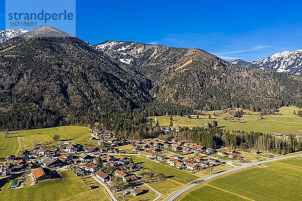 Luftaufnahme  Blick auf Schleching im Achental  Landkreis Traunstein  Chiemgau  Oberbayern  Bayern  Deutschland  Europa
