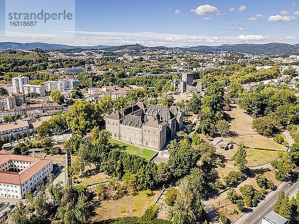Luftaufnahme des Palastes der Herzöge von Braganza und Burg  Guimaraes  Portugal  Europa