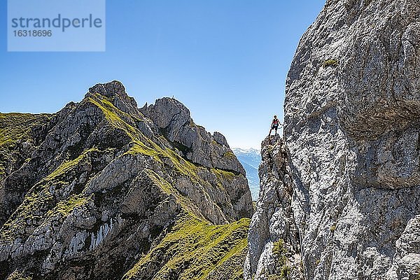 Junger Mann beim Klettern an Felswand  Klettersteig zur Seekarlspitze  5-Gipfel-Klettersteig  Wanderung am Rofangebirge  Tirol  Österreich  Europa