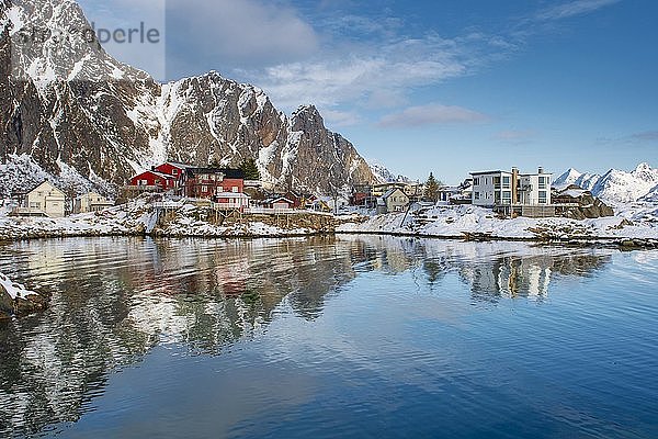 Wohnhäuser an ruhigem Fjord  hinten rauhe Felswände und hohe Berge  Svolvaer  Nordland  Lofoten  Norwegen  Europa