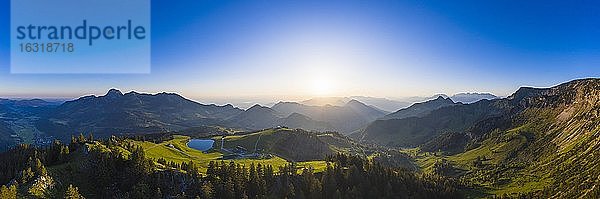 Panorama vom Sudelfeld bei Sonnenaufgang  bei Bayrischzell  Mangfallgebirge  Oberbayern  Bayern  Deutschland  Europa
