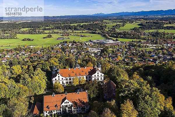 Luftaufnahme  Schlossberg mit Schloss Eurasburg  Eurasburg  Tölzer-Land  Oberbayern  Bayern  Deutschland  Europa