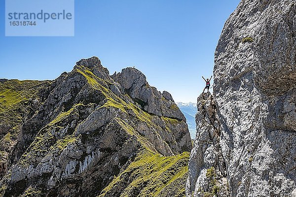 Junger Mann streckt Arme in die Luft  Klettersteig zur Seekarlspitze  5-Gipfel-Klettersteig  Wanderung am Rofangebirge  Tirol  Österreich  Europa