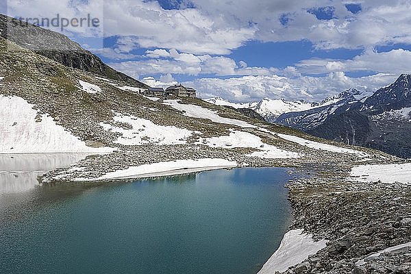 Friesenbergsee mit Friesenberghaus vor verschneiten Bergen  Zillertaler Alpen  Zillertal  Tirol  Österreich  Europa