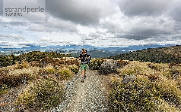 Wanderer auf Kepler Track  Fiordland Nationalpark  Southland  Südinsel  Neuseeland  Ozeanien