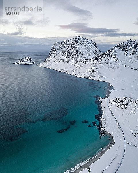 Luftaufnahme  Haukland Beach im Winter  Norwegen  Europa