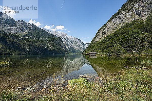 Berge spiegeln sich im See  Ausblick auf Salet Bootsanleger mit Watzmann  Königssee  Berchtesgadener Land  Oberbayern  Bayern  Deutschland  Europa