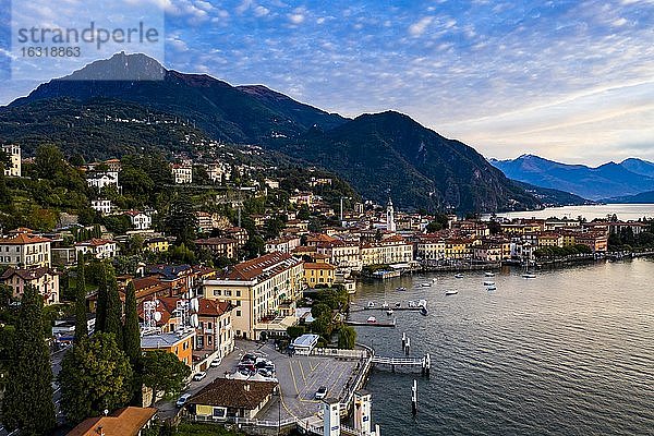 Luftaufnahme  Menaggio am morgen  Comer See  Lago di Como  Provinz Como  Lombardei  Italien  Europa