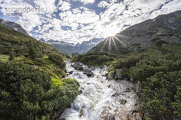 Bergbach  Zemmbach  hinten Kleiner Mörchner und Zsigmondyspitze  schneebedeckte Berge  Berliner Höhenweg  Zillertaler Alpen  Zillertal  Tirol  Österreich  Europa