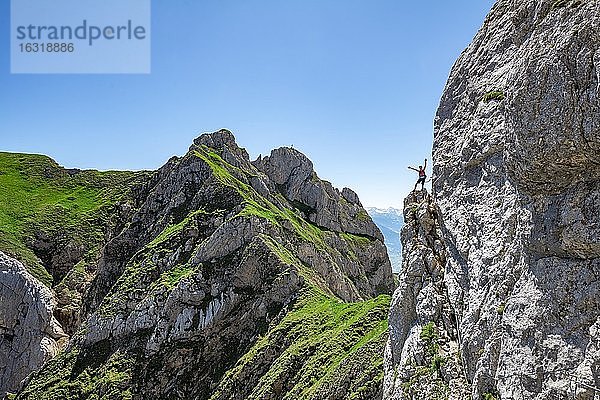 Junger Mann streckt Arme in die Luft  Klettersteig zur Seekarlspitze  5-Gipfel-Klettersteig  Wanderung am Rofangebirge  Tirol  Österreich  Europa