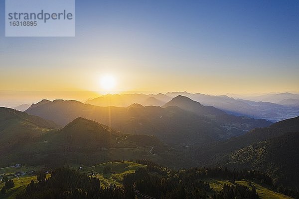 Sonnenaufgang am Sudelfeld  bei Bayrischzell  Mangfallgebirge  Drohnenaufnahme  Oberbayern  Bayern  Deutschland  Europa