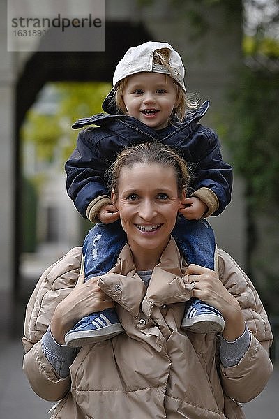 Mutter hat Sohn  2 Jahre  auf Schultern  Stuttgart Baden-Württemberg  Deutschland  Europa
