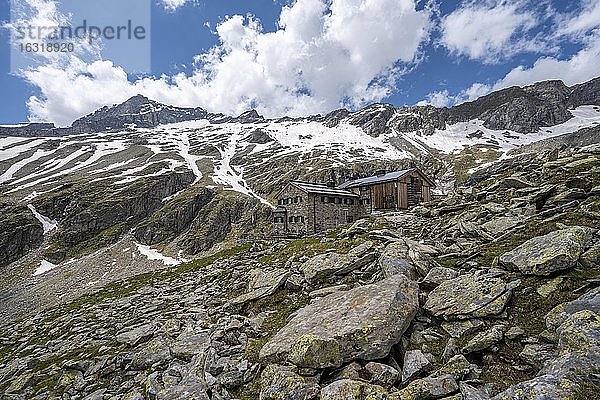 Friesenberghaus vor verschneiten Bergen  Zillertaler Alpen  Zillertaler Alpen  Zillertal  Tirol  Österreich  Europa