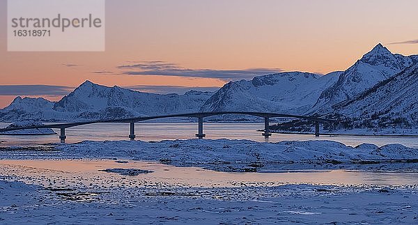 Gimsoybrücke  Hohlkastenbrücke über den Gimsoystraumen Fjord  Winterlandschaft im stimmungsvollen Dämmerlicht  Kleppstad  Nordland  Lofoten  Norwegen  Europa