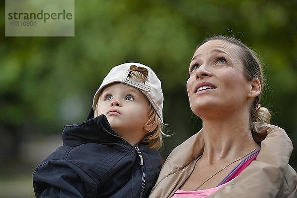 Mutter hält Sohn  2 Jahre  auf Arm  blicken nach oben  Stuttgart Baden-Württemberg  Deutschland  Europa