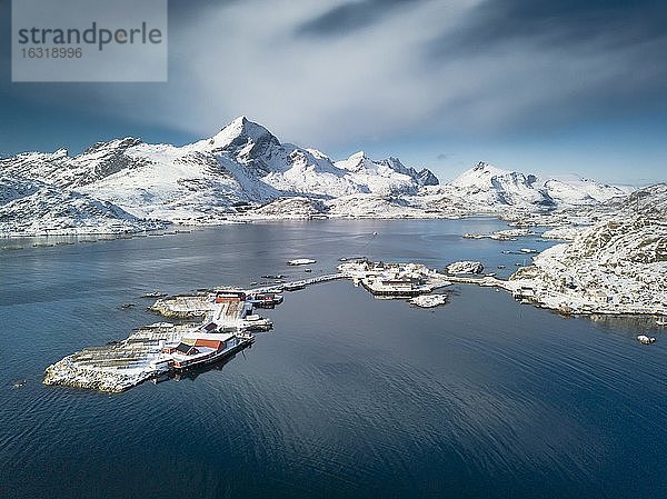 Luftaufnahme  Fjord mit verschneiten Bergen  kleine Inseln mit Fischfang Betrieben und Stockfisch Trockengestelle  Sund  Nordland  Lofoten  Norwegen  Europa