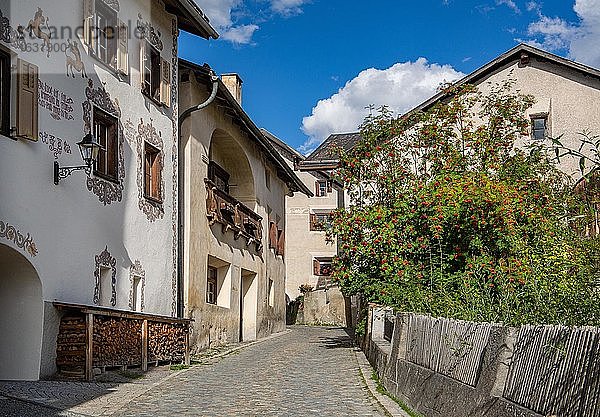 Dorfstrasse mit typischen Häusern  Bergdorf Guarda  Inntal  Unterengadin  Engadin  Graubünden  Schweiz  Europa