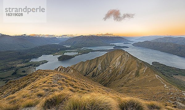 Ausblick auf Berge und See vom Mount Roy  Roys Peak bei Sonnenuntergang  Lake Wanaka  Südalpen  Otago  Südinsel  Neuseeland  Ozeanien