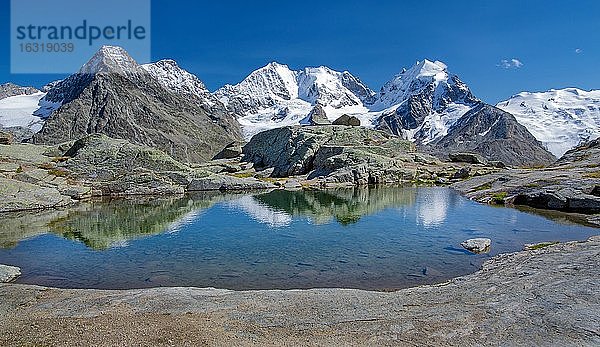Kleiner Bergsee auf Fuorcla Surlej mit Piz Bernina  Piz Roseg und Piz Glüschaint  Silvaplana  Berninaalpen  Oberengadin  Engadin  Graubünden  Schweiz  Europa