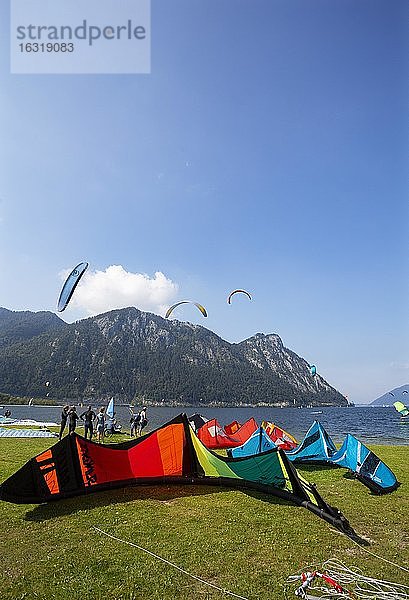 Kitesurfer am Traunsee in Ebensee  Salzkammergut  Oberösterreich  Österreich  Europa