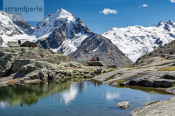 Kleiner Bergsee auf Fuorcla Surlej mit Piz Roseg und Piz Glüschaint  Silvaplana  Berninaalpen  Oberengadin  Engadin  Graubünden  Schweiz  Europa