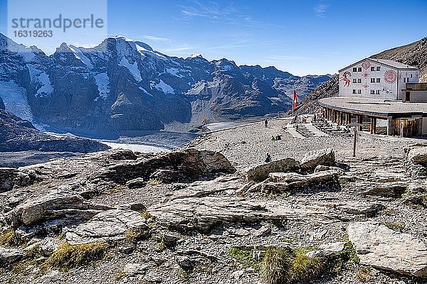 Berghaus auf der Diavolezza mit Aussichtsterrasse  Pontresina  Berninaalpen  Oberengadin  Engadin  Graubünden  Schweiz  Europa