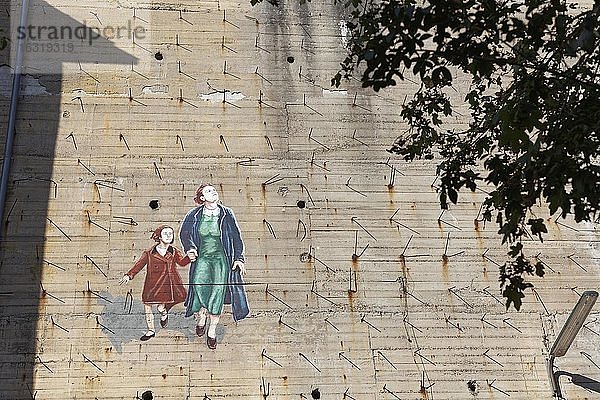 Frau mit Kind flüchtet vor einem Bombenalarm  Wandbild an einem Bunker aus dem 2. Weltkrieg  Düsseldorf-Rath  Nordrhein-Westfalen  Deutschland  Europa