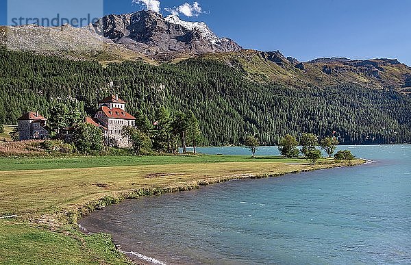 Schloss Crap da Saß am Seeufer  Silvaplana  Inntal  Berninaalpen  Oberengadin  Engadin  Graubünden  Schweiz  Europa