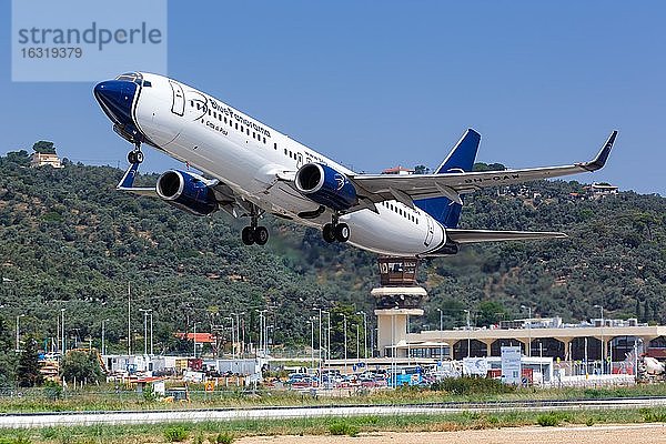 Eine Boeing 737-800 der Blü Panorama mit dem Kennzeichen 9H-GAW auf dem Flughafen Skiathos (JSI)  Skiathos  Griechenland  Europa