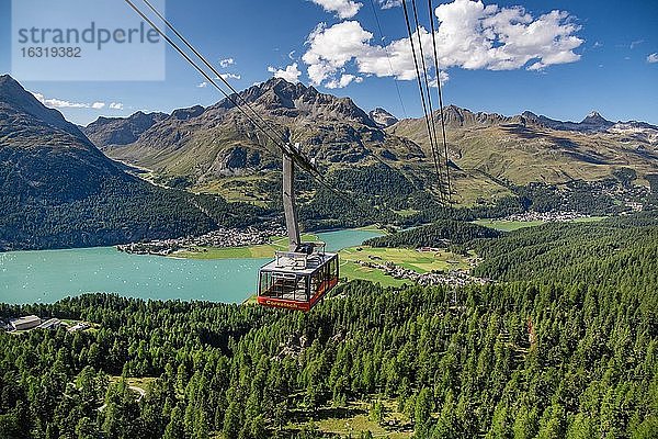 Seilbahn zum Piz Corvatsch mit Silvaplanersee  Silvaplana  Inntal  Berninaalpen  Oberengadin  Engadin  Graubünden  Schweiz  Europa