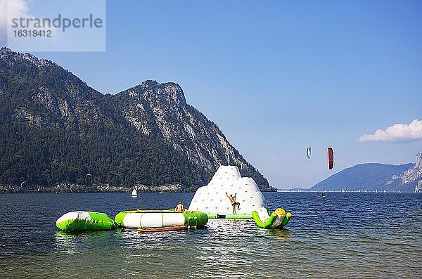 Strandbad in Ebensee mit Kitesurfer und Sonnstein  Ebensee  Salzkammergut  Oberösterreich  Österreich  Europa