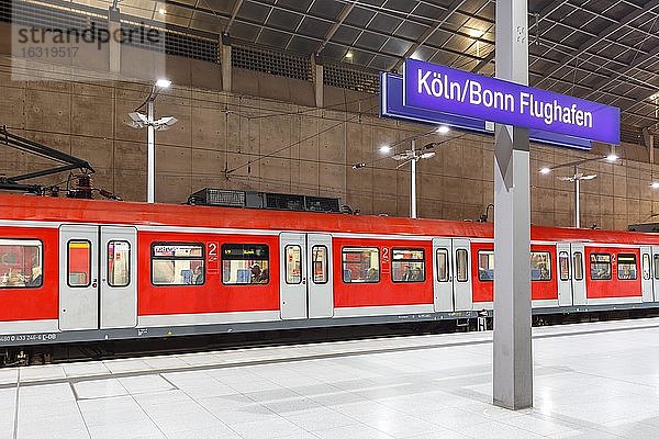 S-Bahn Bahnhof Deutsche Bahn am Flughafen Köln Bonn (CGN)  Köln  Deutschland  Europa