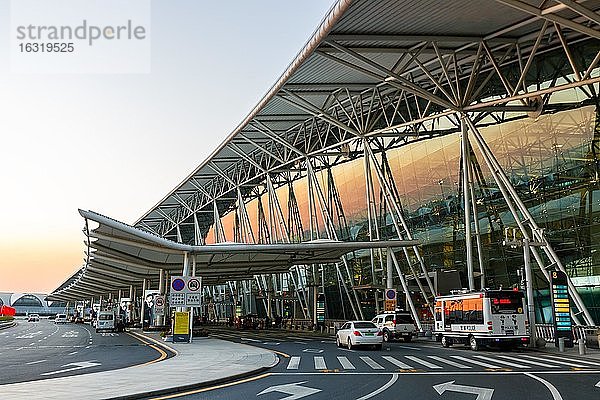 Terminal 1 des Flughafen Guangzhou Baiyun International Airport (CAN)  Guangzhou  China  Asien