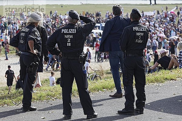 Polizei überwacht Demo gegen Corona-Regeln auf den Rheinwiesen  Düsseldorf  Nordrhein-Westfalen  Deutschland  Europa