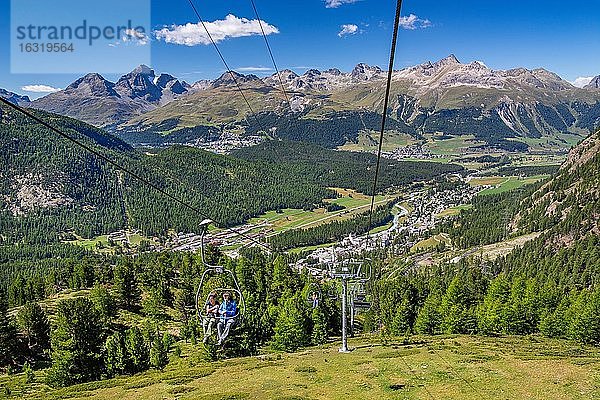 Sessellift zur Alp Languard mit Ortsüberblick  Pontresina  Berninaalpen  Oberengadin  Engadin  Graubünden  Schweiz  Europa