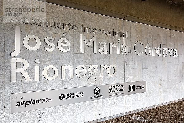 Schild am Terminal des Flughafen Medellin Rionegro Jose Maria Cordova (MDE)  Medellin  Kolumbien  Südamerika