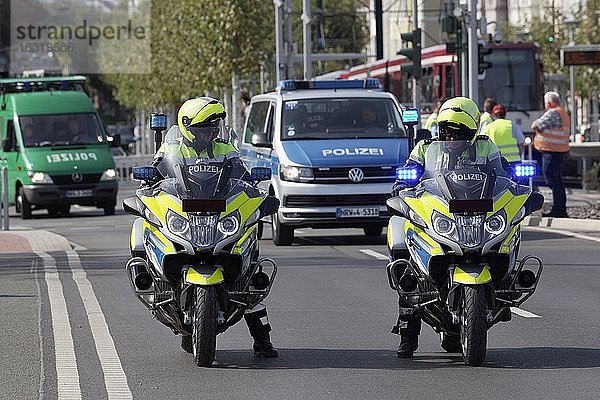 Zwei Polizisten auf Motorrädern und Mannschaftswagen  Einsatz bei Demo gegen Corona-Regeln  Düsseldorf  Nordrhein-Westfalen  Deutschland  Europa