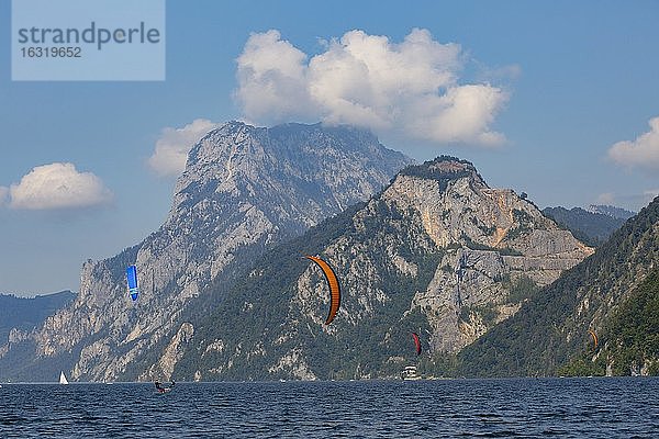 Kitesurfer am Traunsee mit Traunstein  Ebensee  Salzkammergut  Oberösterreich  Österreich  Europa