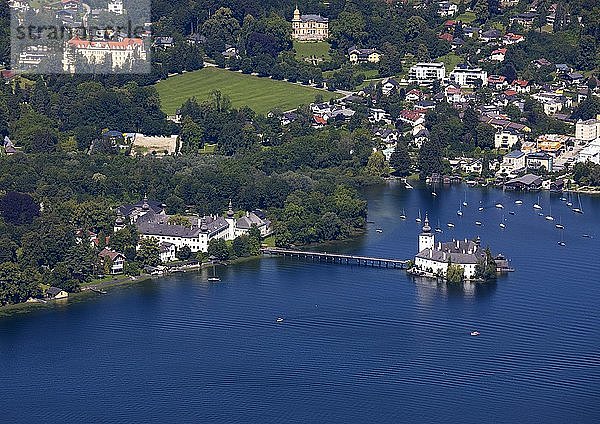 Ausblick vom Baumwipfelpfad am Grünberg zum Traunsee Schloss Ort und Gmunden  Salzkammergut  Oberösterreich  Österreich  Europa