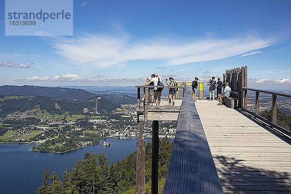 Ausichtsplattform mit Ausblick zum Traunsee und Gmunden am Grünberg  Baumwipfelpfad Salzkammergut  Gmunden  Salzkammergut  Oberösterreich  Österreich  Europa