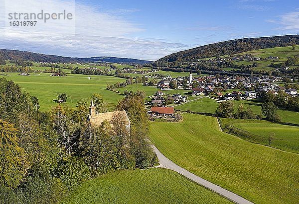 Drohnenaufnahme  Konradkirche in Oberwang  Salzkammergut  Oberösterreich  Österreich  Europa