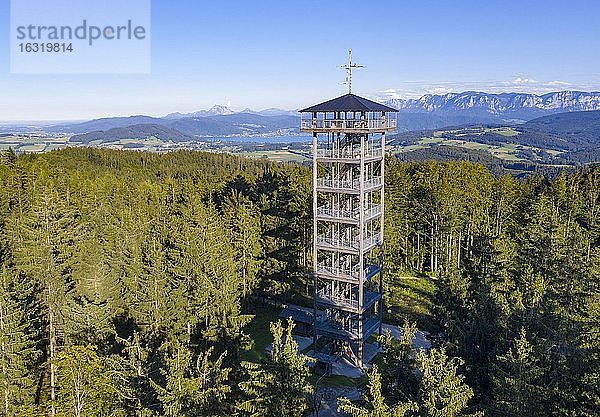 Drohnenaufnahme  Aussichtsturm Lichtenberg mit Blick zum Attersee  Sankt Georgen im Attergau  Salzkammergut  Oberösterreich  Österreich  Europa