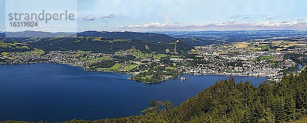 Ausblick vom Baumwipfelpfad zum Traunsee Traunkirchen und Gmunden  Salzkammergut  Oberösterreich  Österreich  Europa