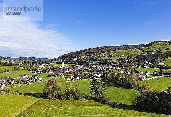 Drohnenaufnahme  Oberwang  Salzkammergut  Oberösterreich  Österreich  Europa